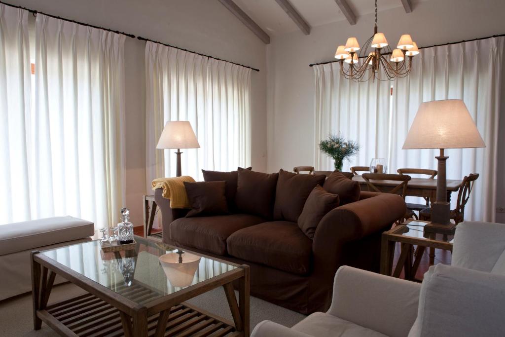 a living room with a couch and a table at Herdades Da Frupor - Casas De Campo in Brejao