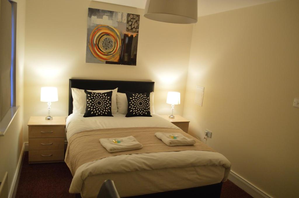 ニューカッスル・アポン・タインにあるThe Townhouse Newcastleのベッドルーム1室(ベッド1台、タオル2枚付)