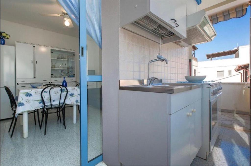 A kitchen or kitchenette at dimora la torre