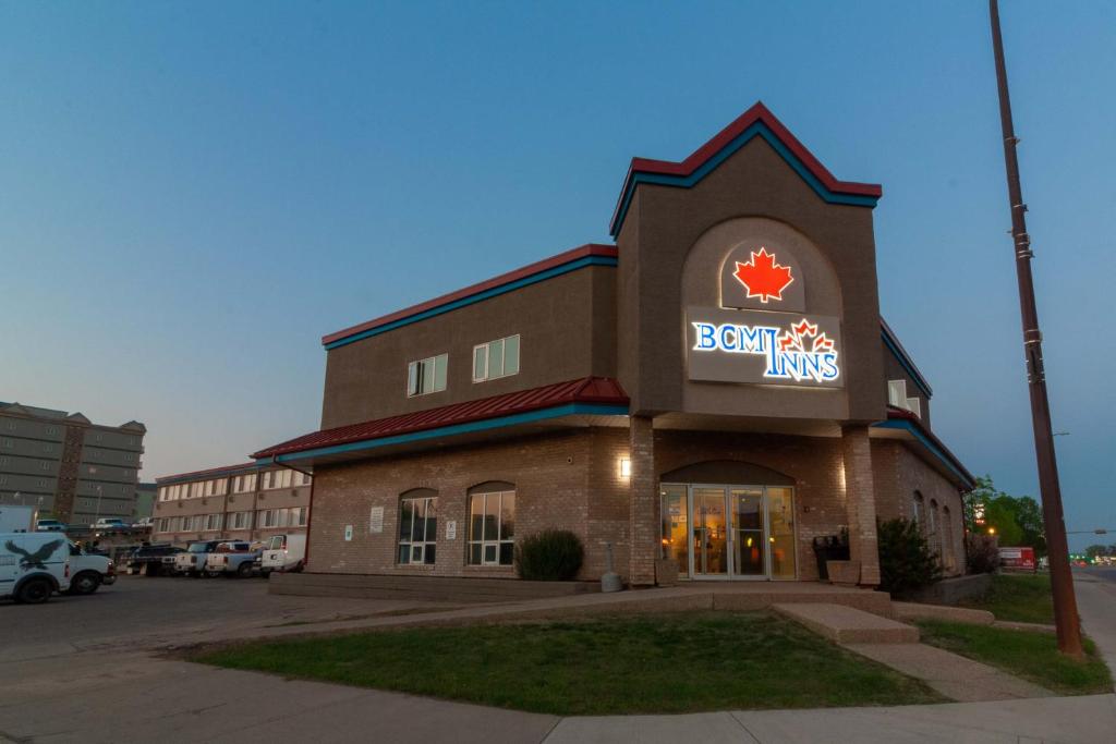 un edificio con un cartel de reyes canadienses en él en BCM Inns Fort McMurray - Downtown, en Fort McMurray