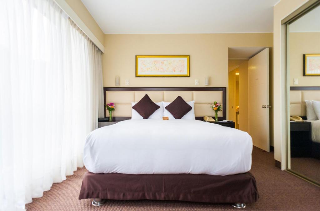 Postel nebo postele na pokoji v ubytování Roosevelt Hotel & Suites