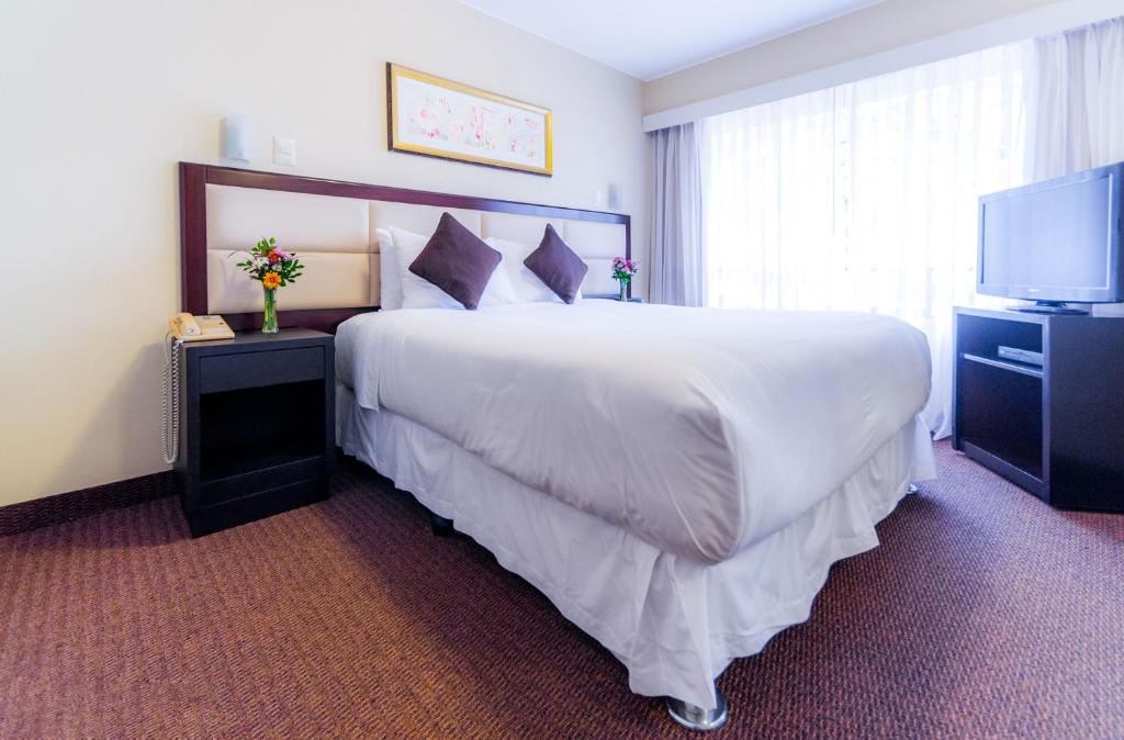Postel nebo postele na pokoji v ubytování Roosevelt Hotel & Suites