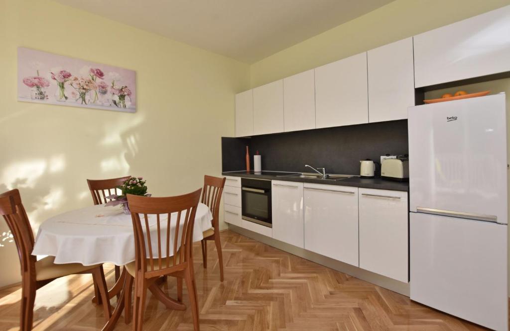 Kuchyňa alebo kuchynka v ubytovaní Apartments and Room Alen