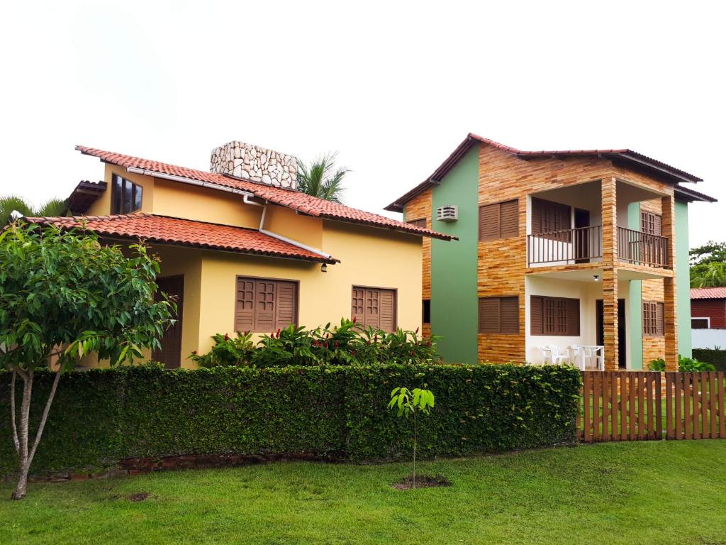 a house with a fence in front of it at Casa de Praia em Carneiros in Tamandaré