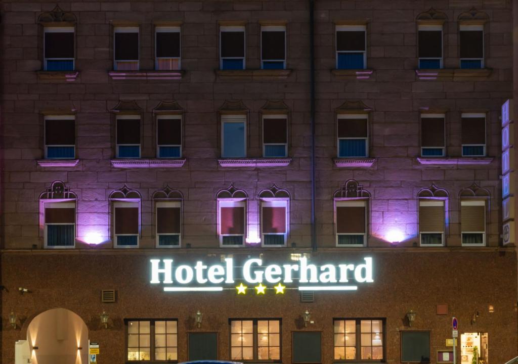 una señal de hotel en el lateral de un edificio en Hotel Gerhard, en Núremberg