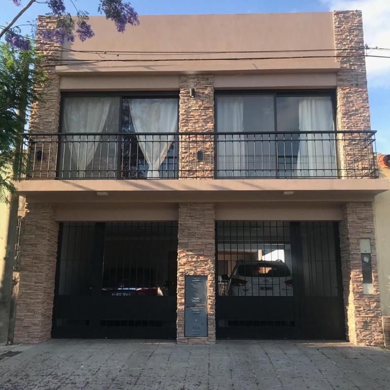 查斯科穆斯Departamento en Chascomús a dos cuadras de laguna的房屋的顶部设有阳台