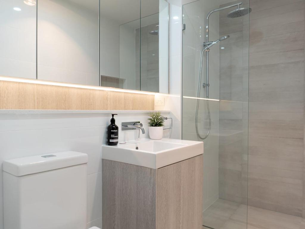薩維特爾的住宿－Rockpools 1，浴室配有白色水槽和淋浴。