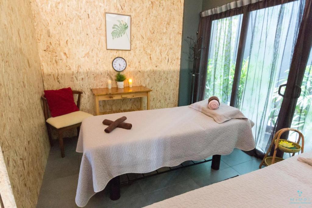 una camera d'ospedale con un letto e un asciugamano sopra di Mimpi Perhentian a Isole Perhentian