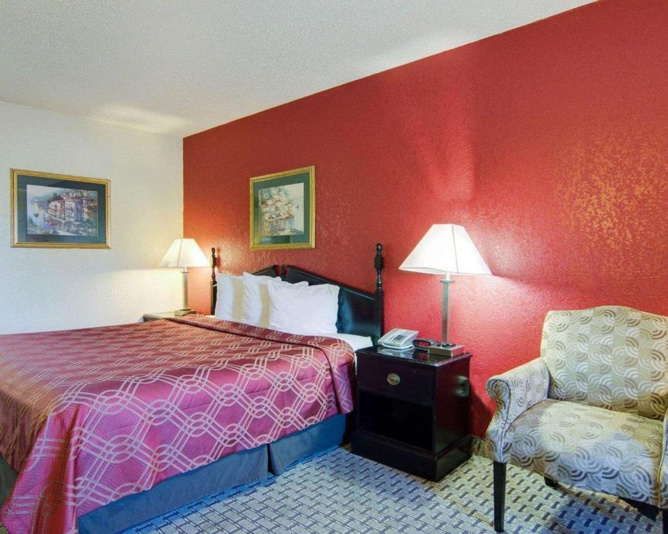 Postel nebo postele na pokoji v ubytování Econo Lodge Pine Bluff