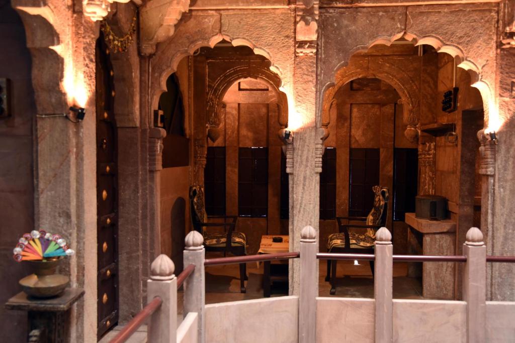 - une vue sur une chambre avec une clôture dans un bâtiment dans l'établissement The Thikana Heritage, à Jodhpur