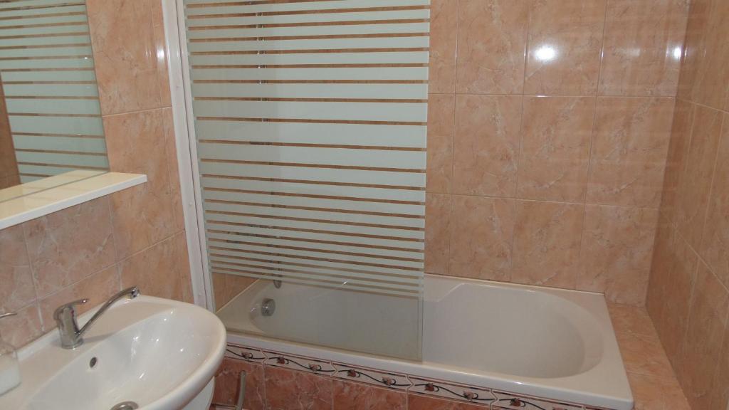 W łazience znajduje się wanna, umywalka i prysznic. w obiekcie Apartment Věra w mieście Lipova Lazne