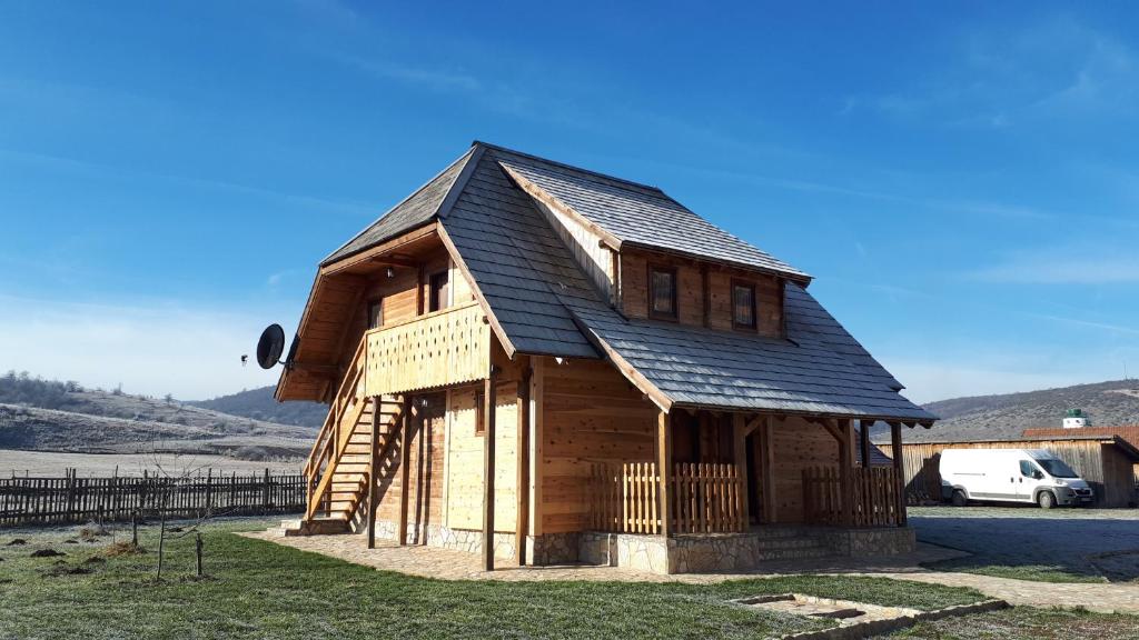 uma pequena casa de madeira com um telhado de gambrel em Konoba Ognjište em Sokolac
