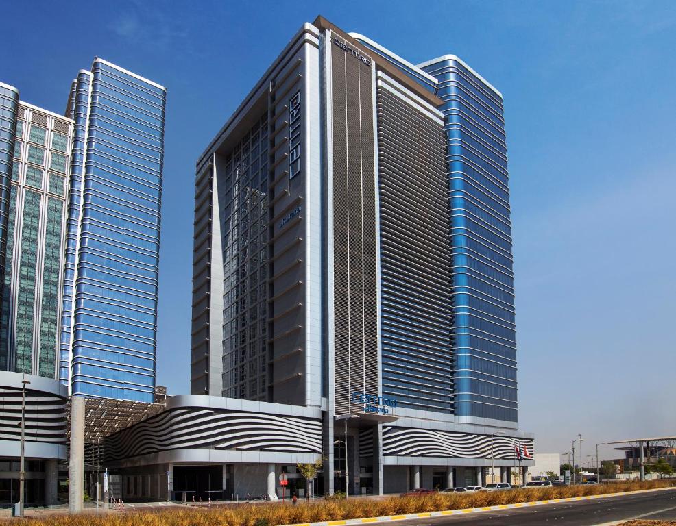 um edifício alto com muitas janelas numa rua em Centro Capital Centre By Rotana em Abu Dhabi