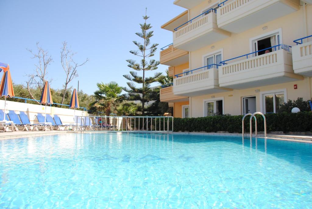 una piscina di fronte a un edificio di Dias Hotel Apartments ad Agia Marina Nea Kydonias