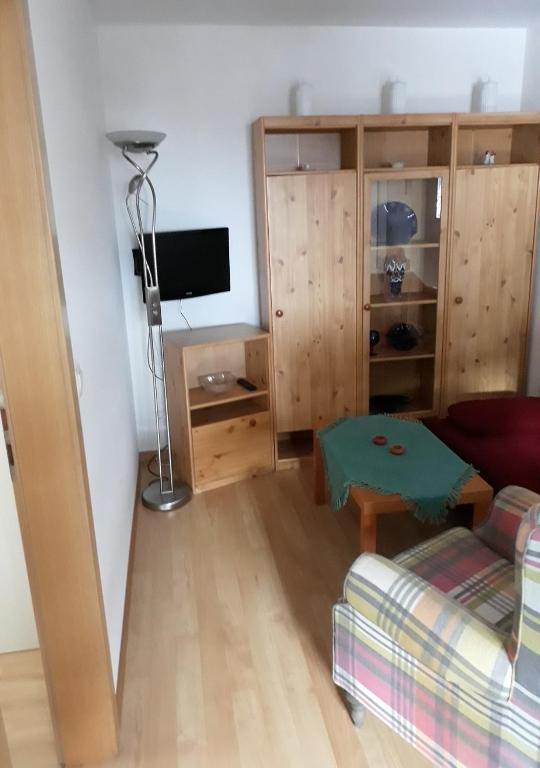 Televízia a/alebo spoločenská miestnosť v ubytovaní Temblhof