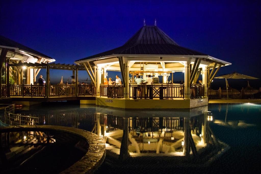 Bazén v ubytování Pearle Beach Resort & Spa nebo v jeho okolí