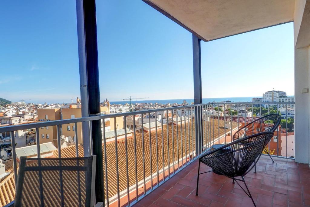 シッチェスにあるChic Sea View Apartment by Hello Homes Sitgesの市街の景色を望むバルコニー(椅子2脚付)