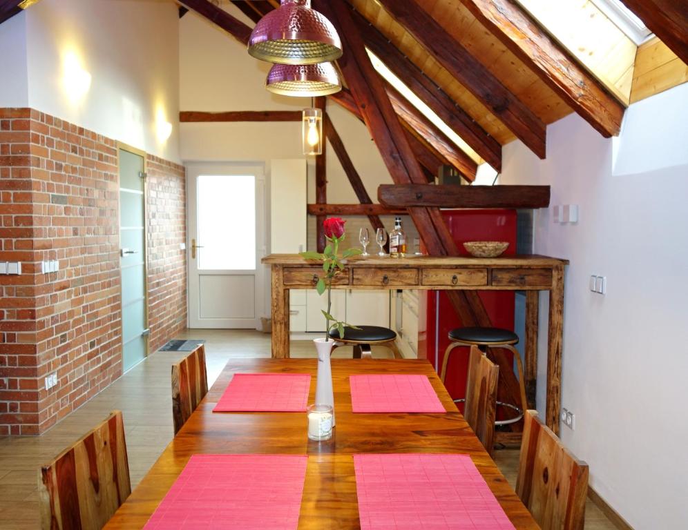 jadalnia ze stołem i różowymi matami w obiekcie Penzion Na barokní cestě Wellness & Spa w mieście Plasy