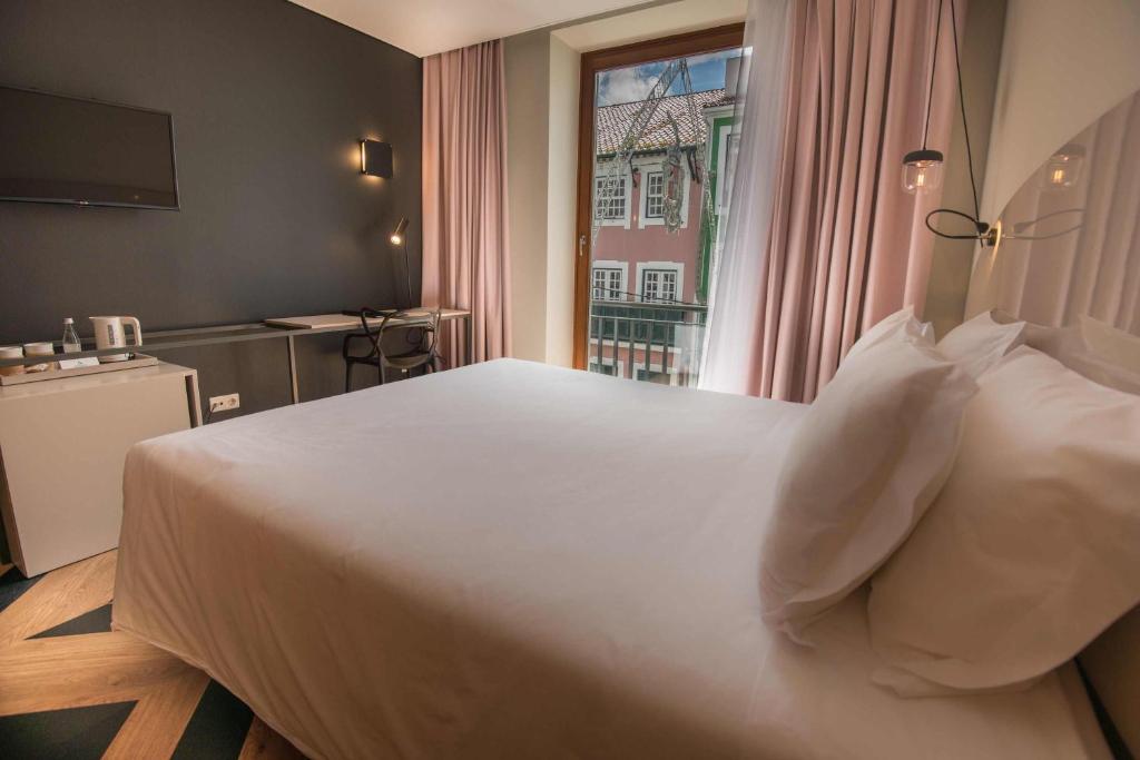 Postel nebo postele na pokoji v ubytování Azoris Angra Garden – Plaza Hotel