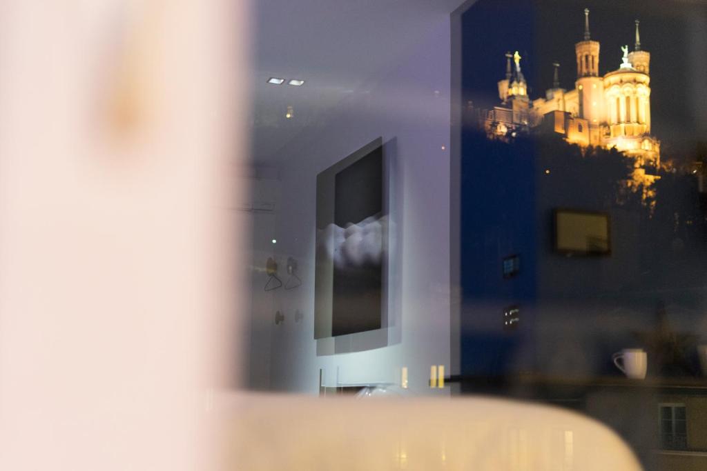 TV a/nebo společenská místnost v ubytování MiHotel Vieux Lyon