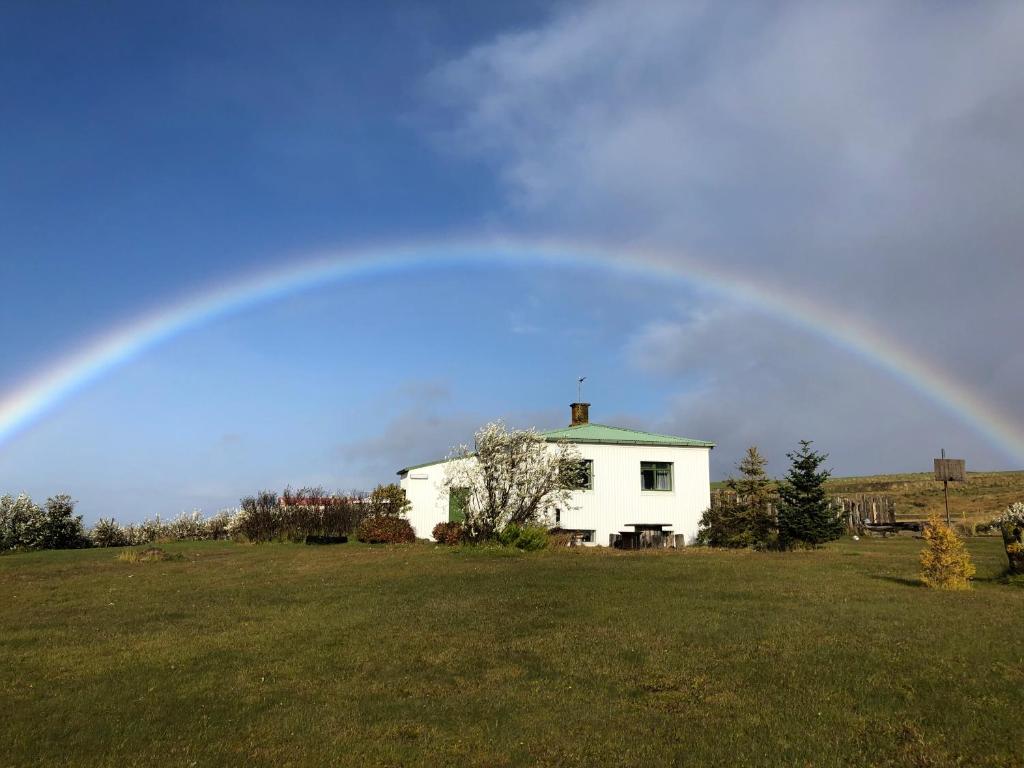 クヴァンムスタンギにあるBessastaðir Guesthouseの野原白家虹