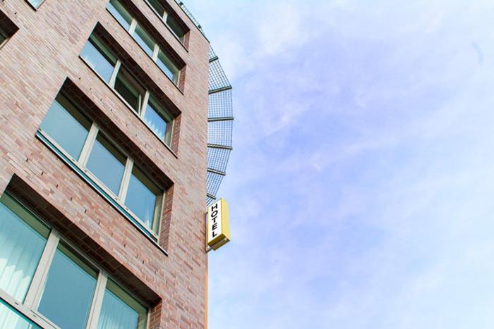 um edifício de tijolos alto com uma placa na lateral em Hotel NEAR BY em Hanôver