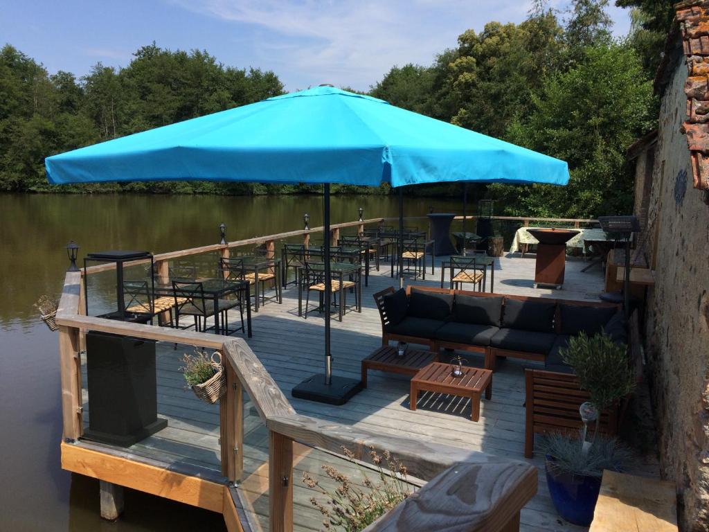 Výhled na řeku, která protéká v blízkosti luxury tent