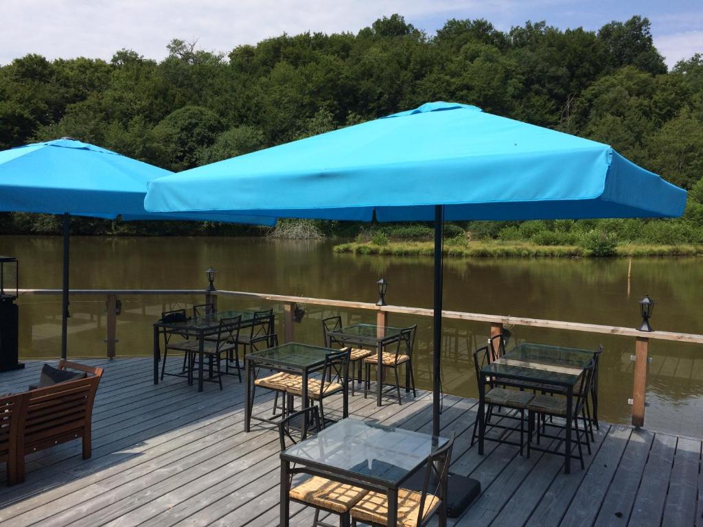 Výhled na řeku, která protéká v blízkosti luxury tent