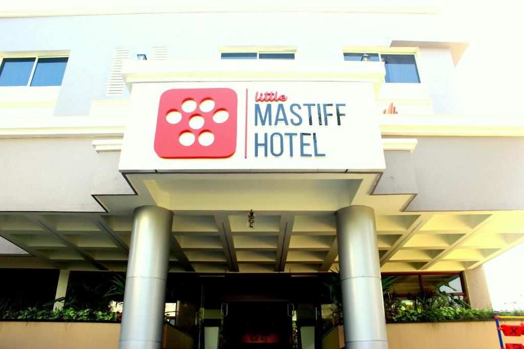una señal para un hotel masik frente a un edificio en Little Mastiff Chinchwad by OTHPL, en Pune