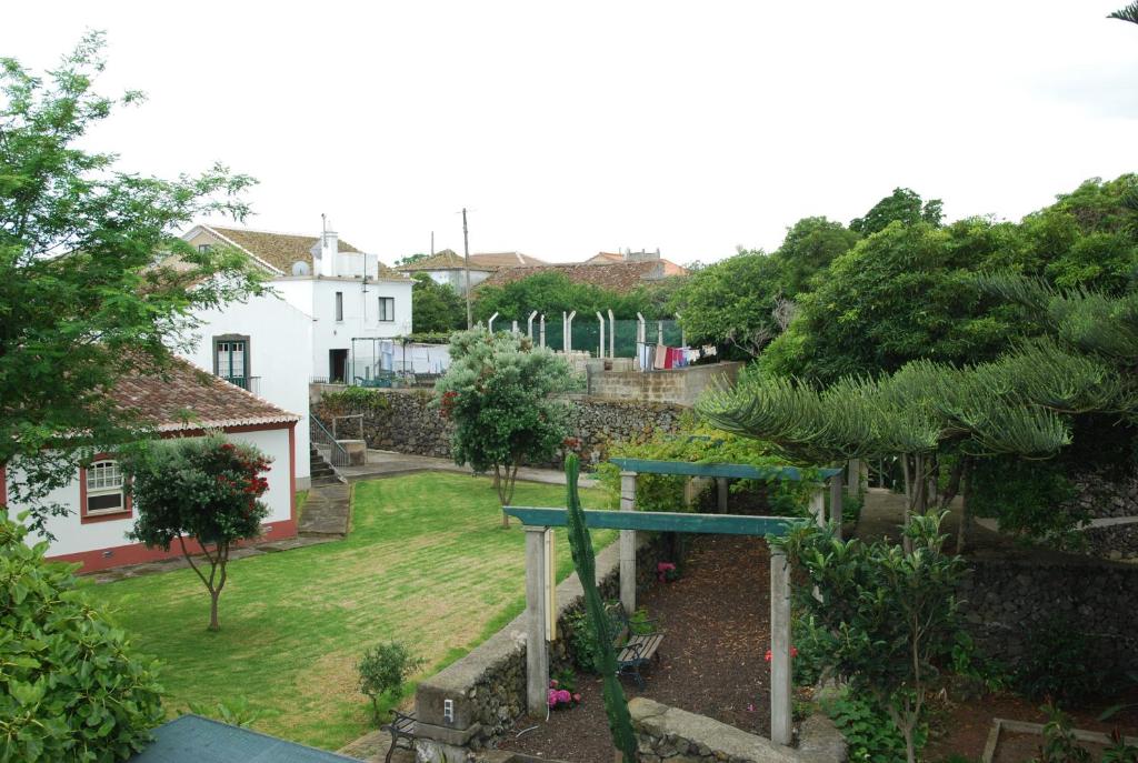 uma vista para um jardim com um parque infantil em Quinta dos Figos "5 Trevos GOLD" em Praia da Vitória
