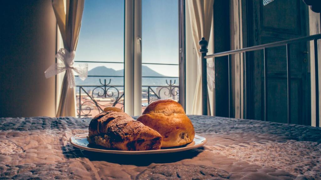 un plato de pan en una mesa con una ventana en La Peonia, en Nápoles