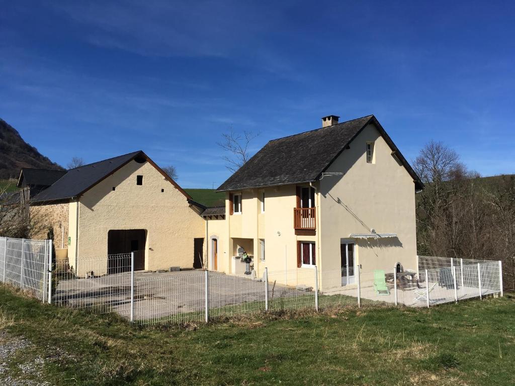 a white house with a fence in front of it at Gîte Prat in Arette
