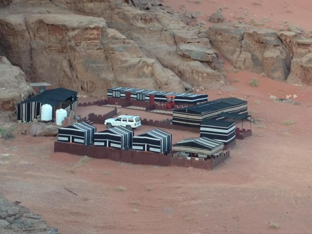 een luchtfoto van een groep gebouwen in de woestijn bij mountain village camp- wadi rum in Wadi Rum