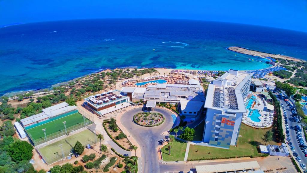 eine Luftansicht eines Resorts am Meer in der Unterkunft Asterias Beach Hotel in Ayia Napa