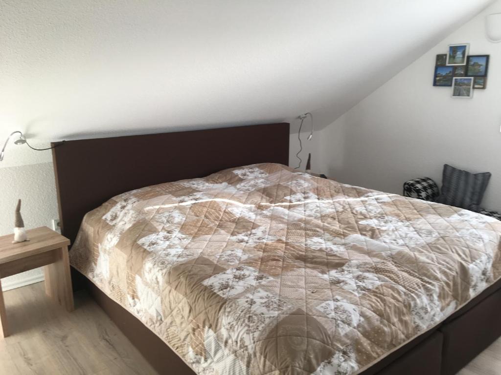 Postel nebo postele na pokoji v ubytování Ferienwohnung Krabbenkutter-Greetsiel