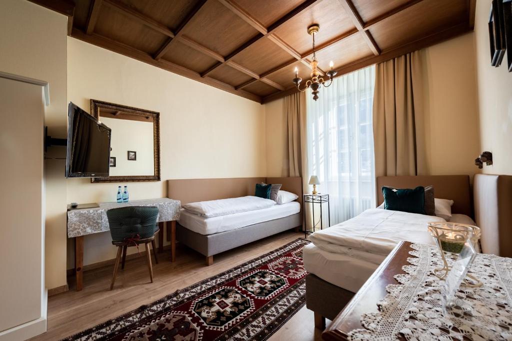 1 dormitorio con cama, mesa y espejo en Schloss Mitterhart en Schwaz