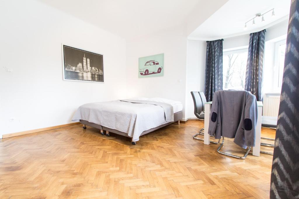 1 dormitorio con 1 cama y suelo de madera en Apartment Veitingergasse, en Viena