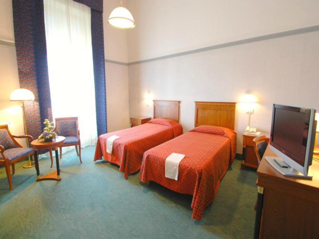 Postel nebo postele na pokoji v ubytování Hotel Palace Bologna Centro