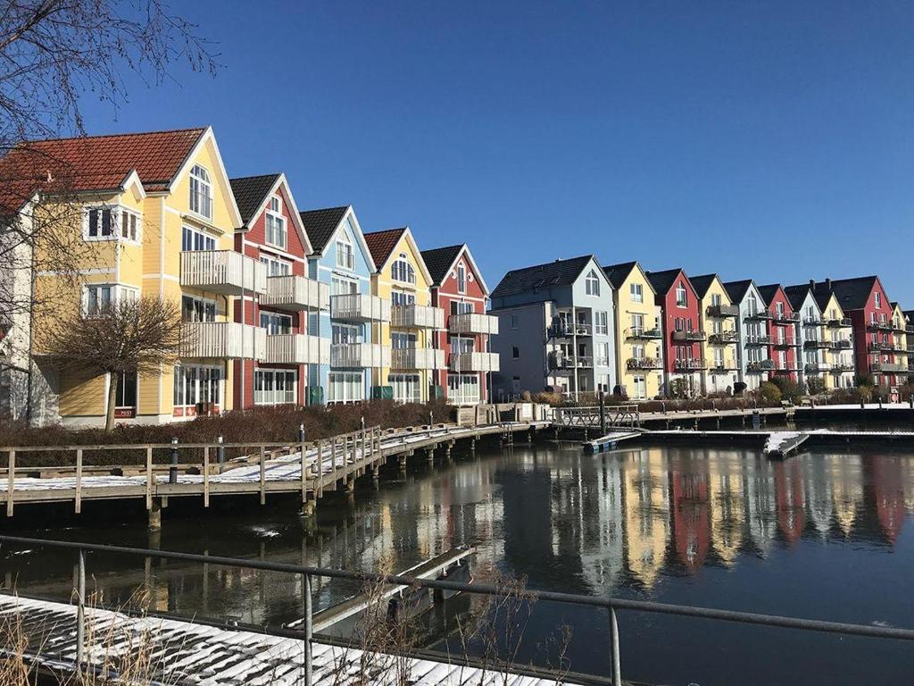 グライフスヴァルトにあるFewo-Altstadt-Yachthafen-Wlan-freiの川の横の色彩豊かな家並み