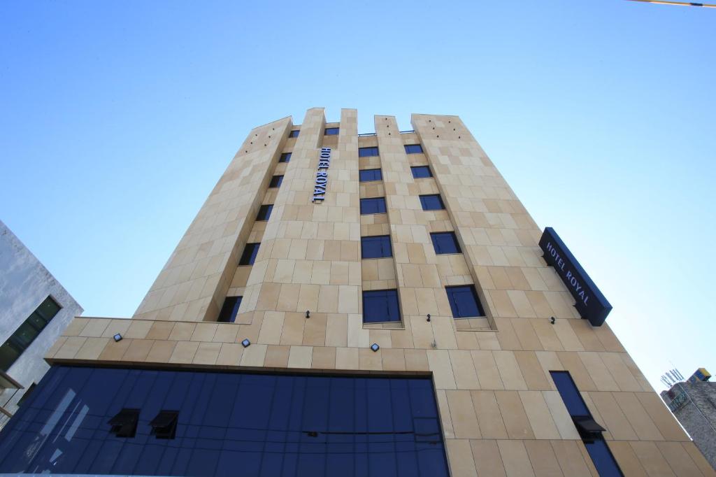 een hoog gebouw met een bord erop bij Royal Hotel Jeongeup in Jeongeup