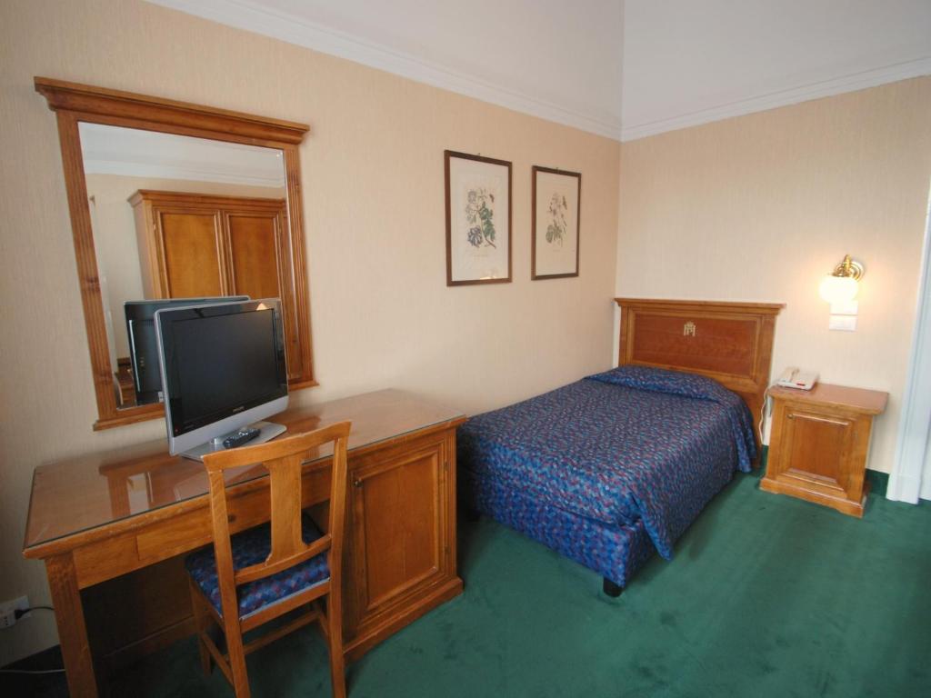 Postel nebo postele na pokoji v ubytování Hotel Palace Bologna Centro