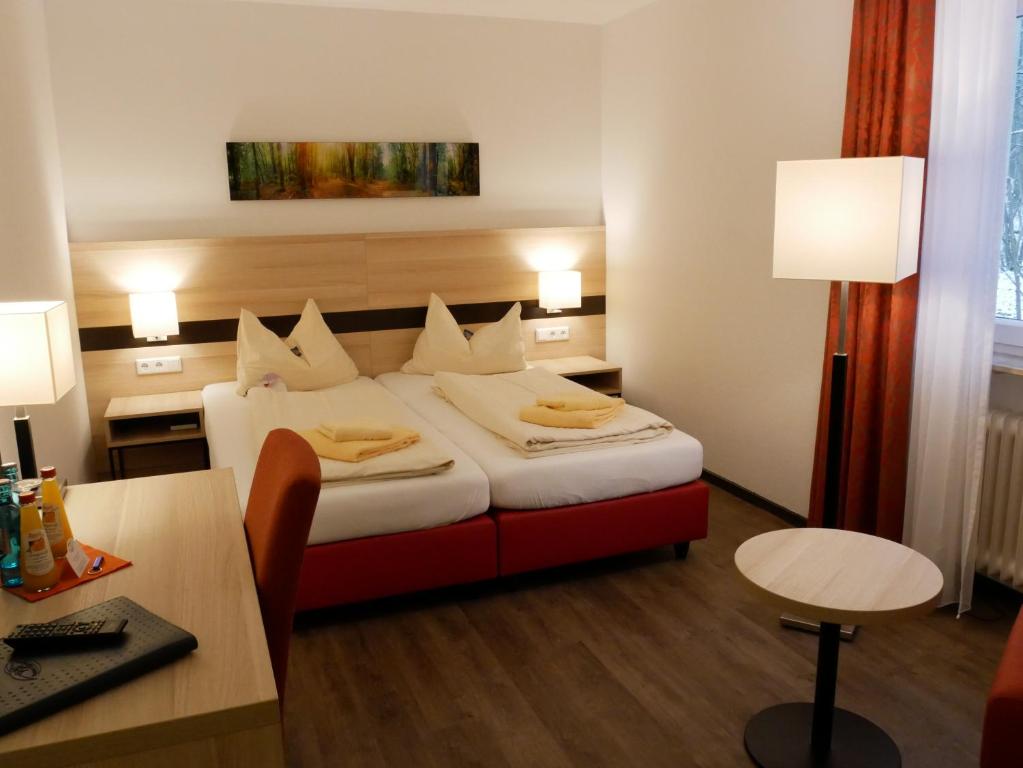 Postel nebo postele na pokoji v ubytování TaunusTagungsHotel