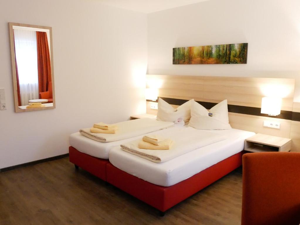 Postel nebo postele na pokoji v ubytování TaunusTagungsHotel