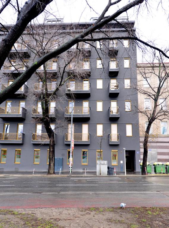 duży budynek z balkonami po jego stronie w obiekcie Self-Check-In With View & Free Parking w Wiedniu