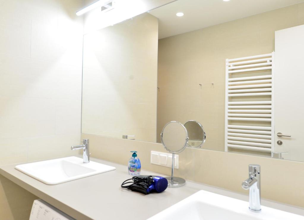 łazienka z 2 umywalkami i dużym lustrem w obiekcie Self-Check-In With View & Free Parking w Wiedniu