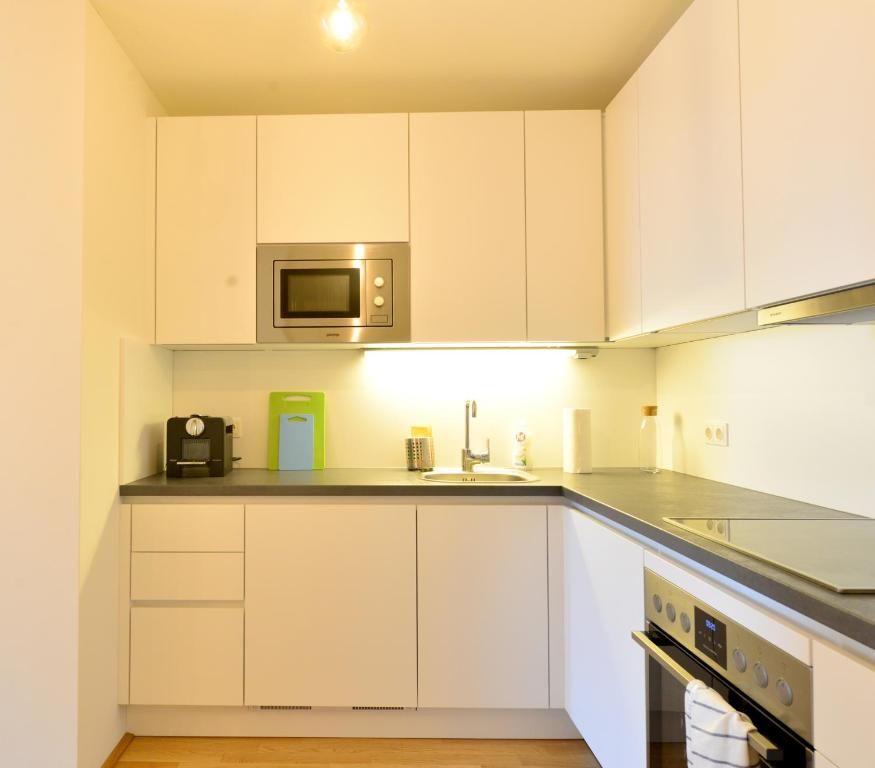Kuchnia lub aneks kuchenny w obiekcie Self-Check-In With View & Free Parking