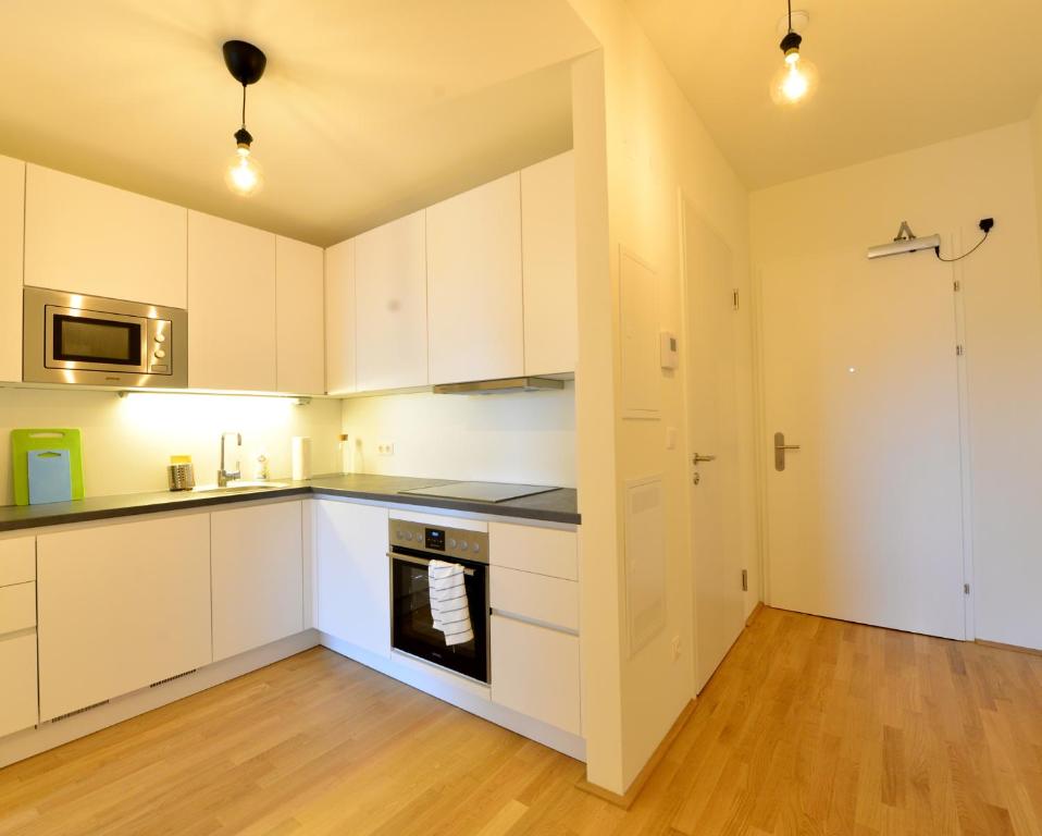 Kuchnia lub aneks kuchenny w obiekcie Self-Check-In With View & Free Parking