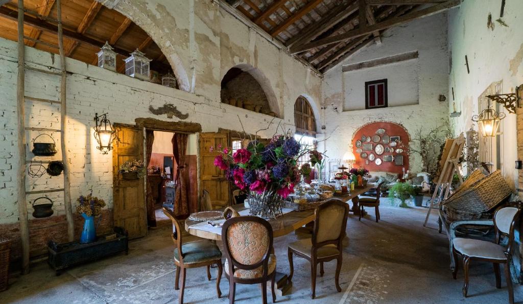 un comedor con una mesa con flores. en Glamping Canonici di San Marco, en Mirano