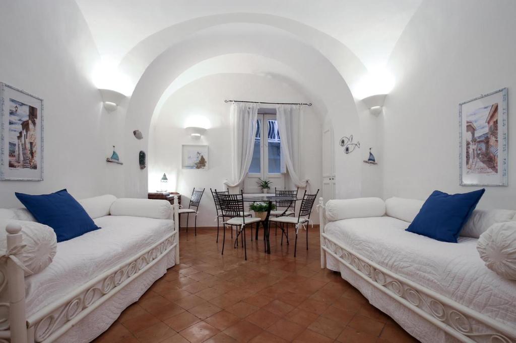 アトラーニにあるVicolo 23 Houseのリビングルーム(白いソファ2台、テーブル付)