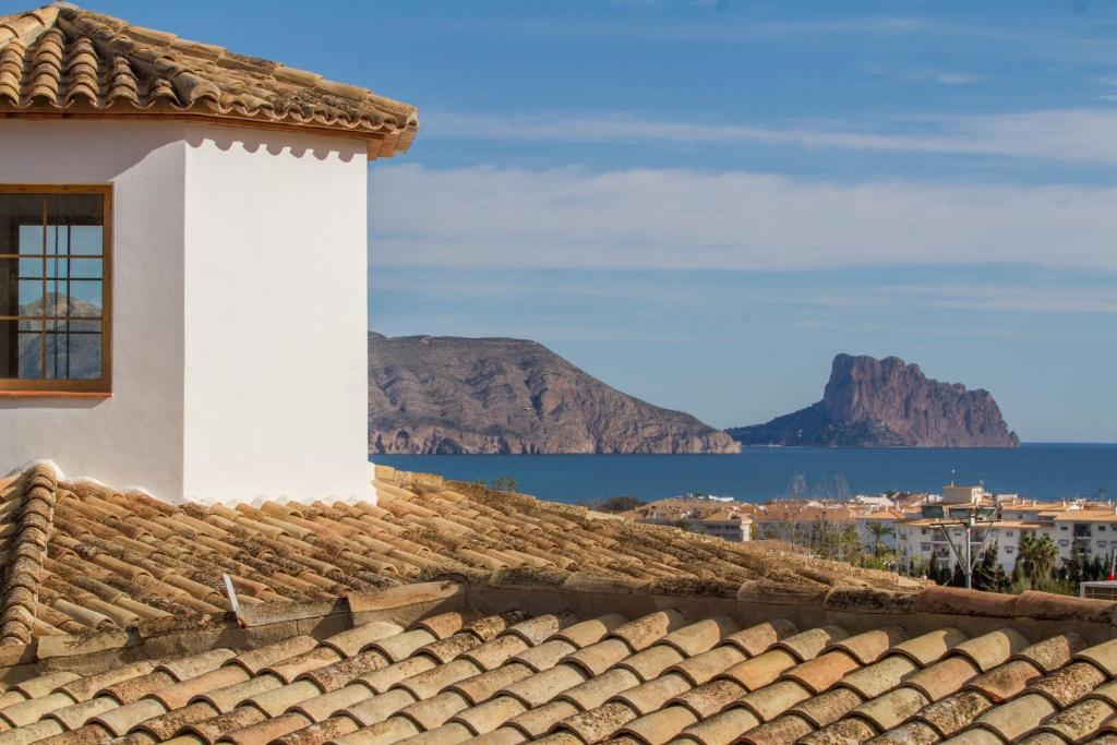 ein Dach eines Hauses mit Meerblick in der Unterkunft Hotel Tossal d'Altea in Altea